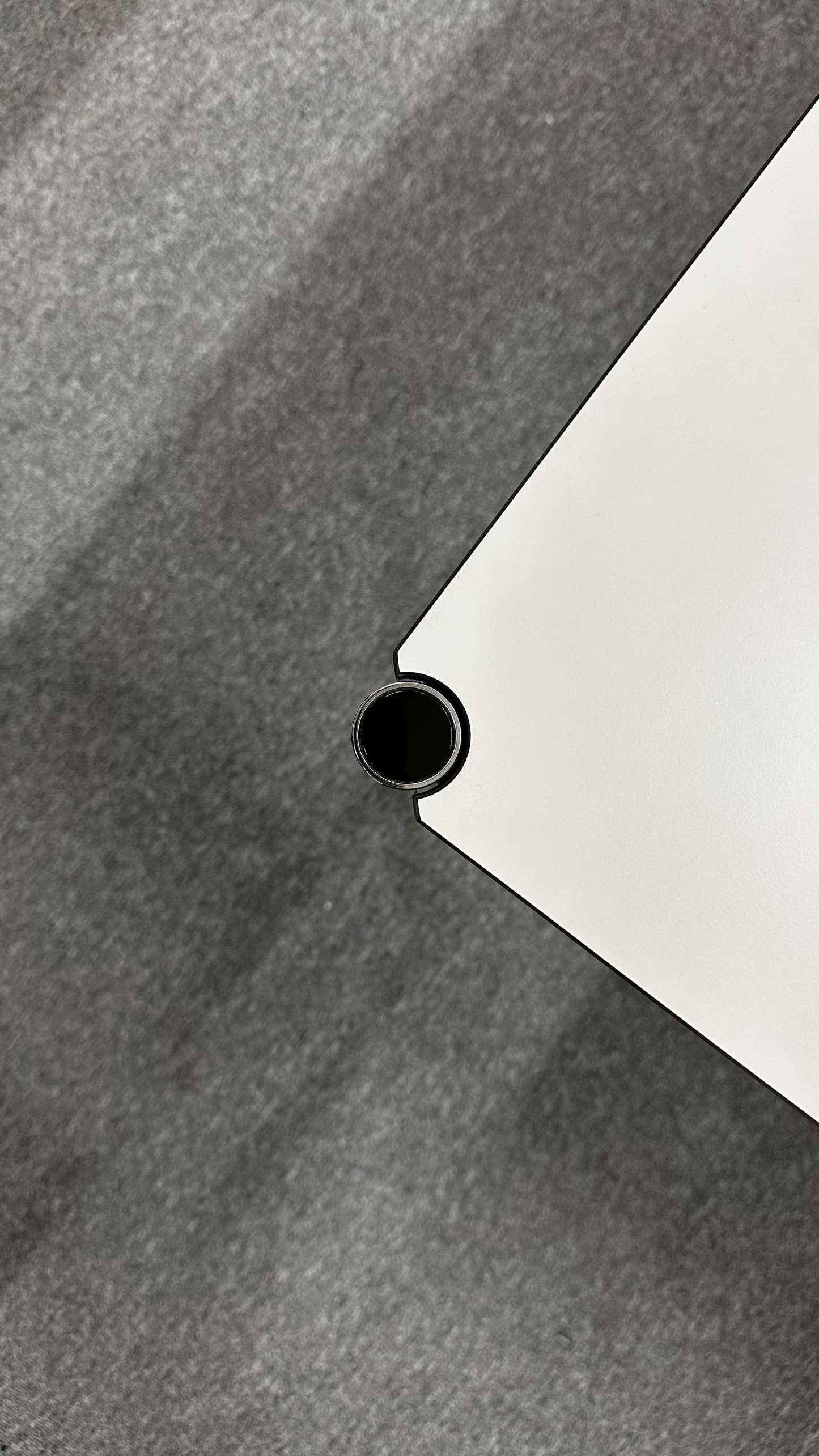 White USM Haller Tisch with chrome frame and cable opening on perlgrau carpet background
