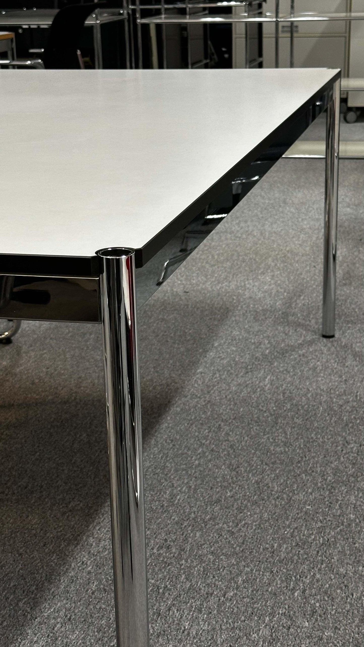USM Haller Tisch 300x75cm in perlgrau und weiß mit Chromgestell und klaren Linien
