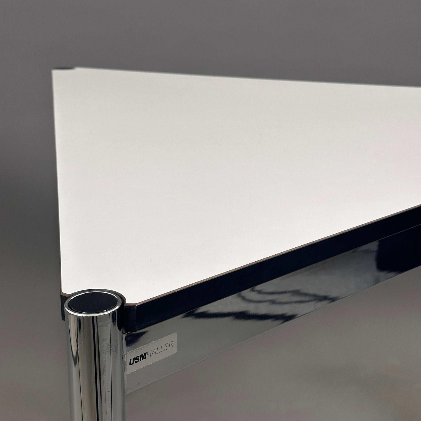 USM Haller Tisch Dreieck 100cm perlgrau/weiß