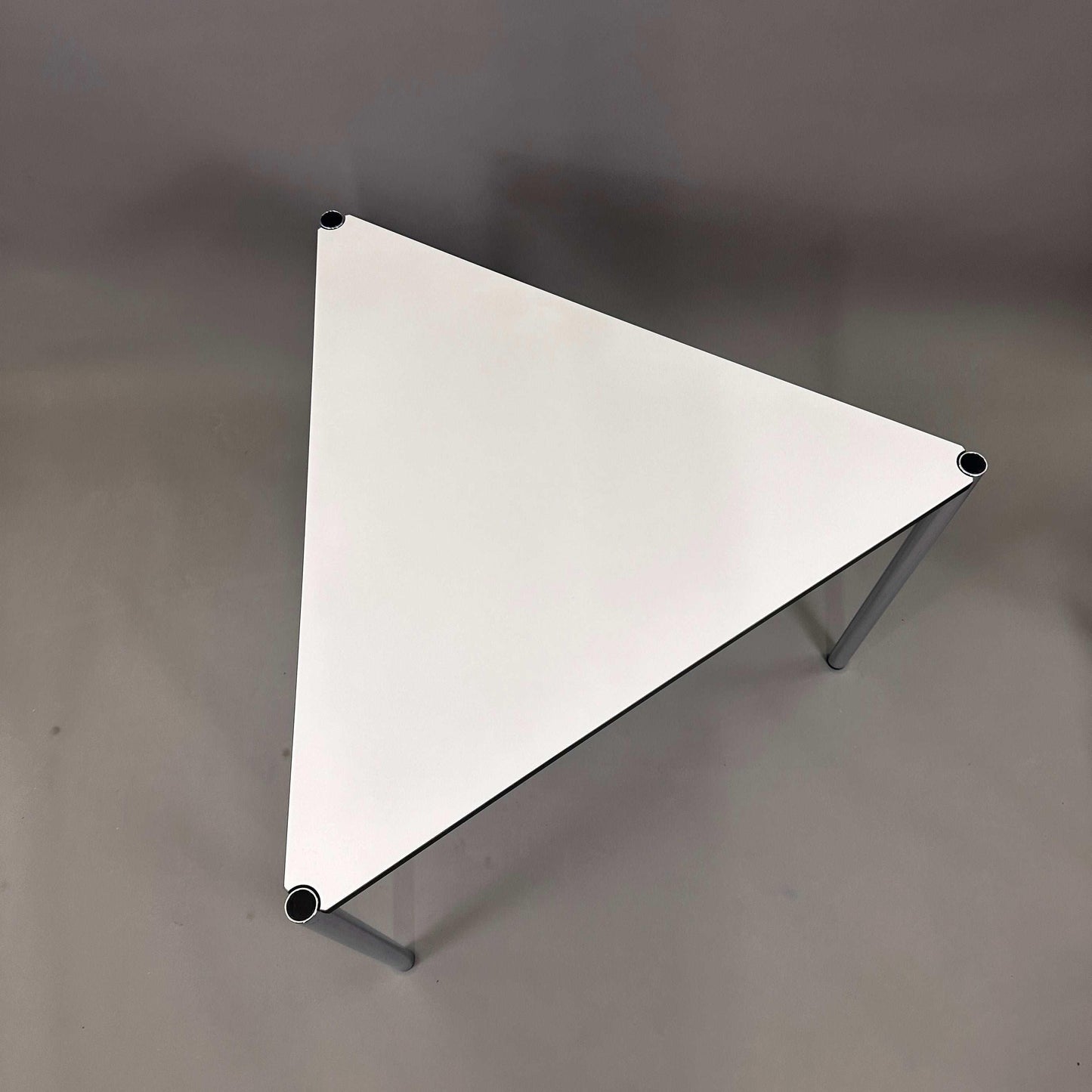 USM Haller Tisch Dreieck 100cm perlgrau/weiß