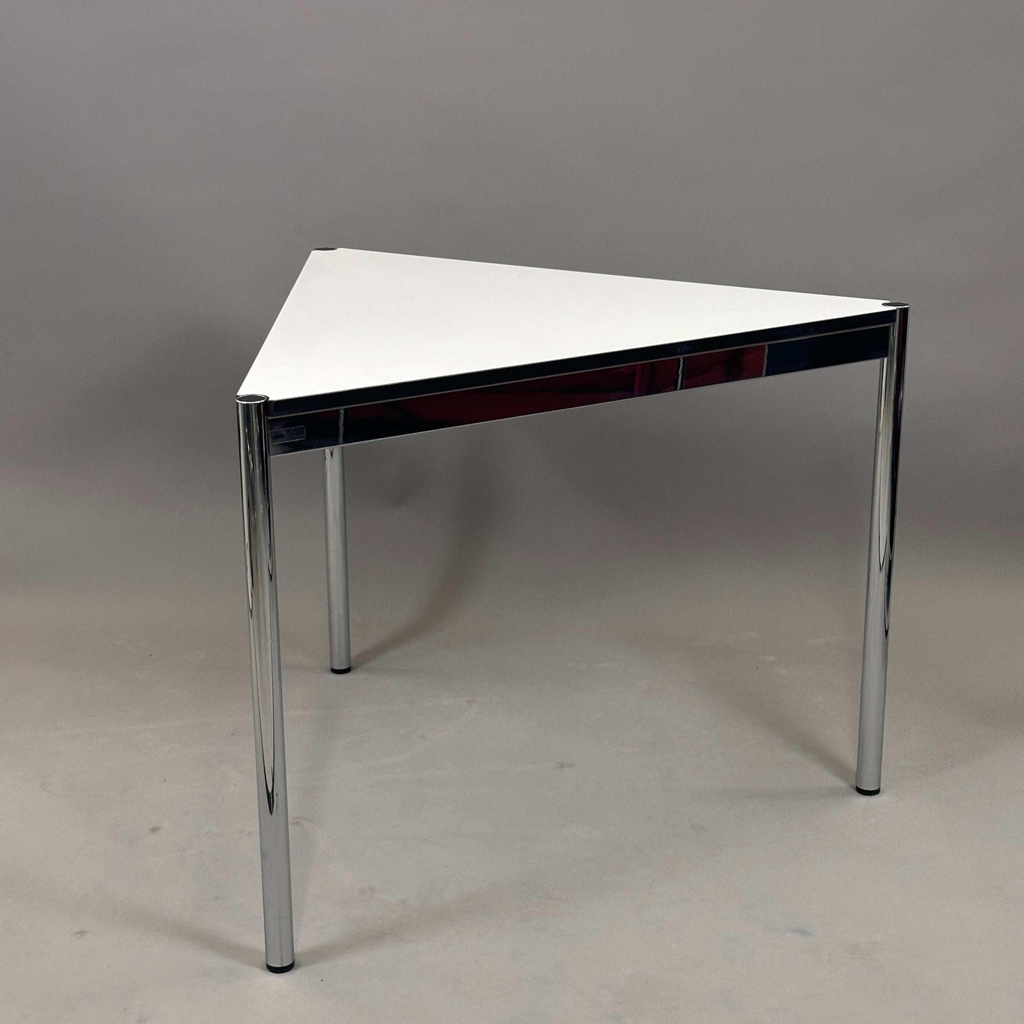 USM Haller Tisch Dreieck 100cm perlgrau/weiß