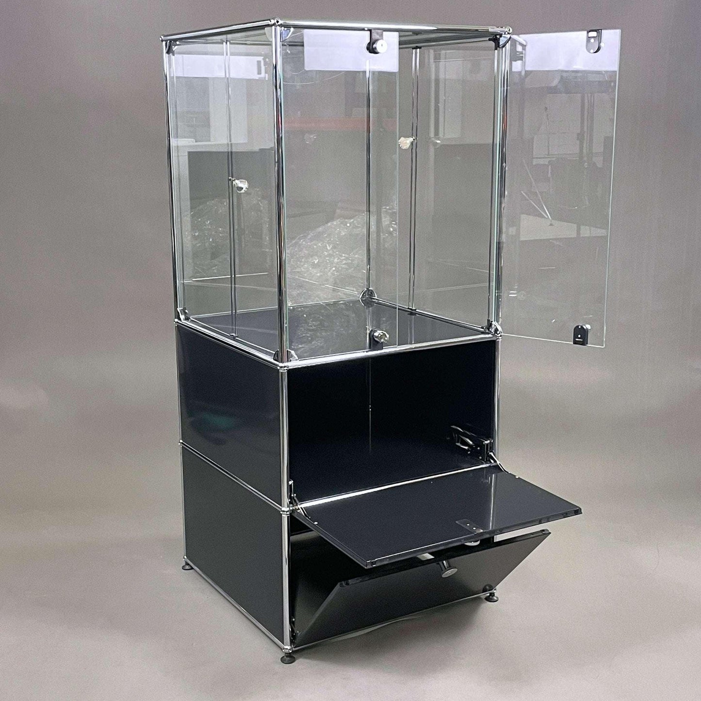 USM Haller Vitrine 1x3 in Graphitschwarz mit abschließbarer Glastür und verstellbarer Halogenbeleuchtung, Maße 150x64x64 cm