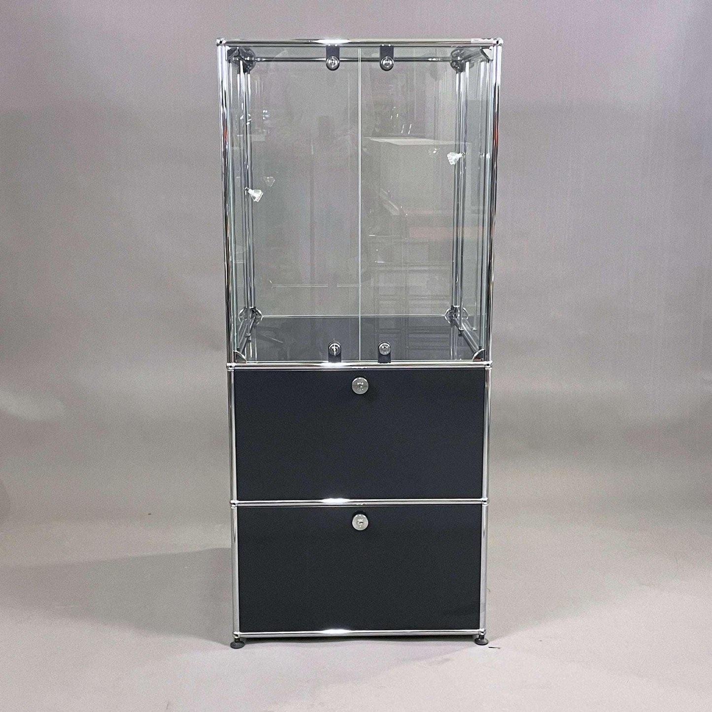 USM Haller Vitrine 1x3 schwarz mit Glas und Halogenbeleuchtung, abschließbar, 150x64x64 cm