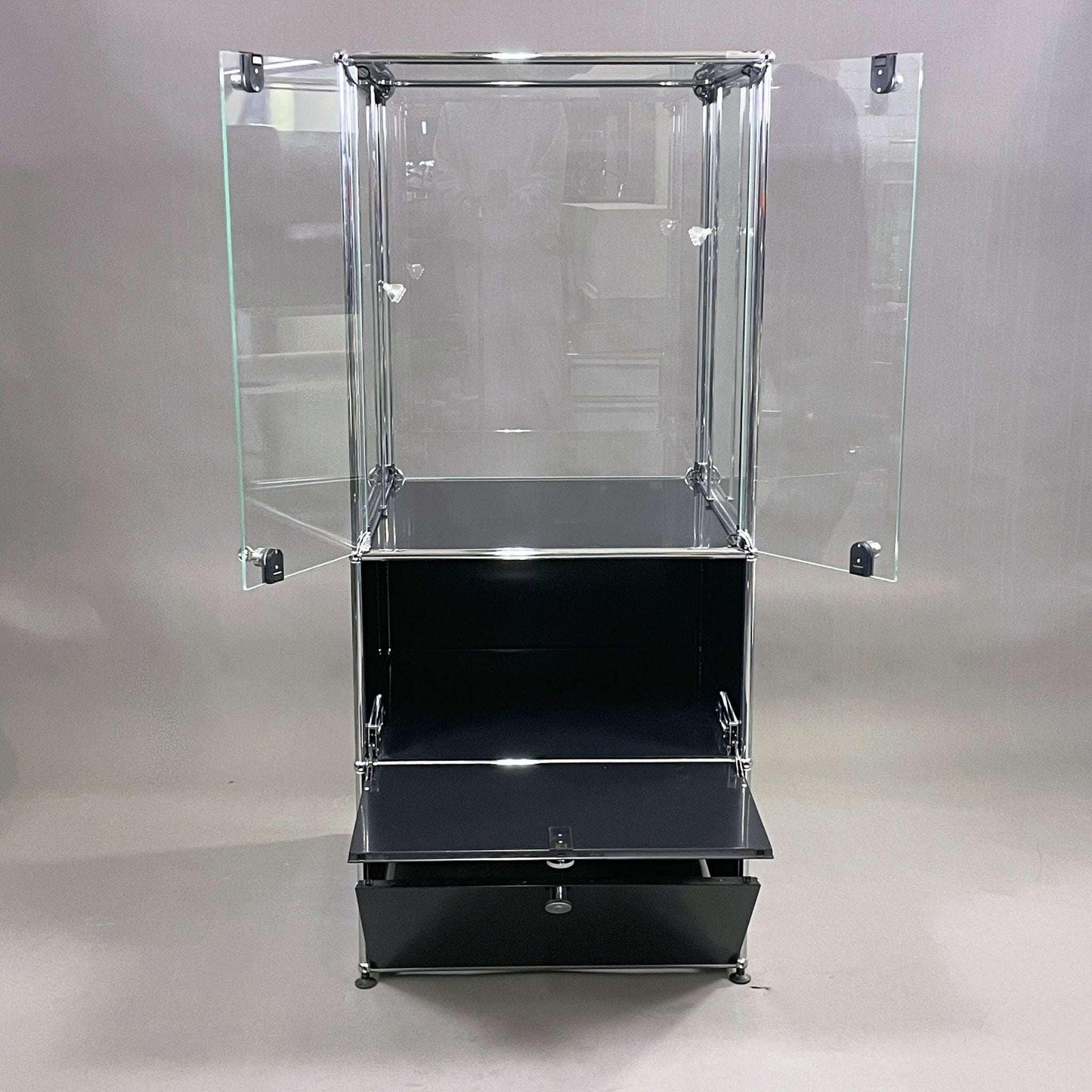 USM Haller Vitrine 1x3 schwarz mit Glas, abschließbar, mit stufenlos verstellbarer Halogenbeleuchtung, Maße 150x64x64 cm