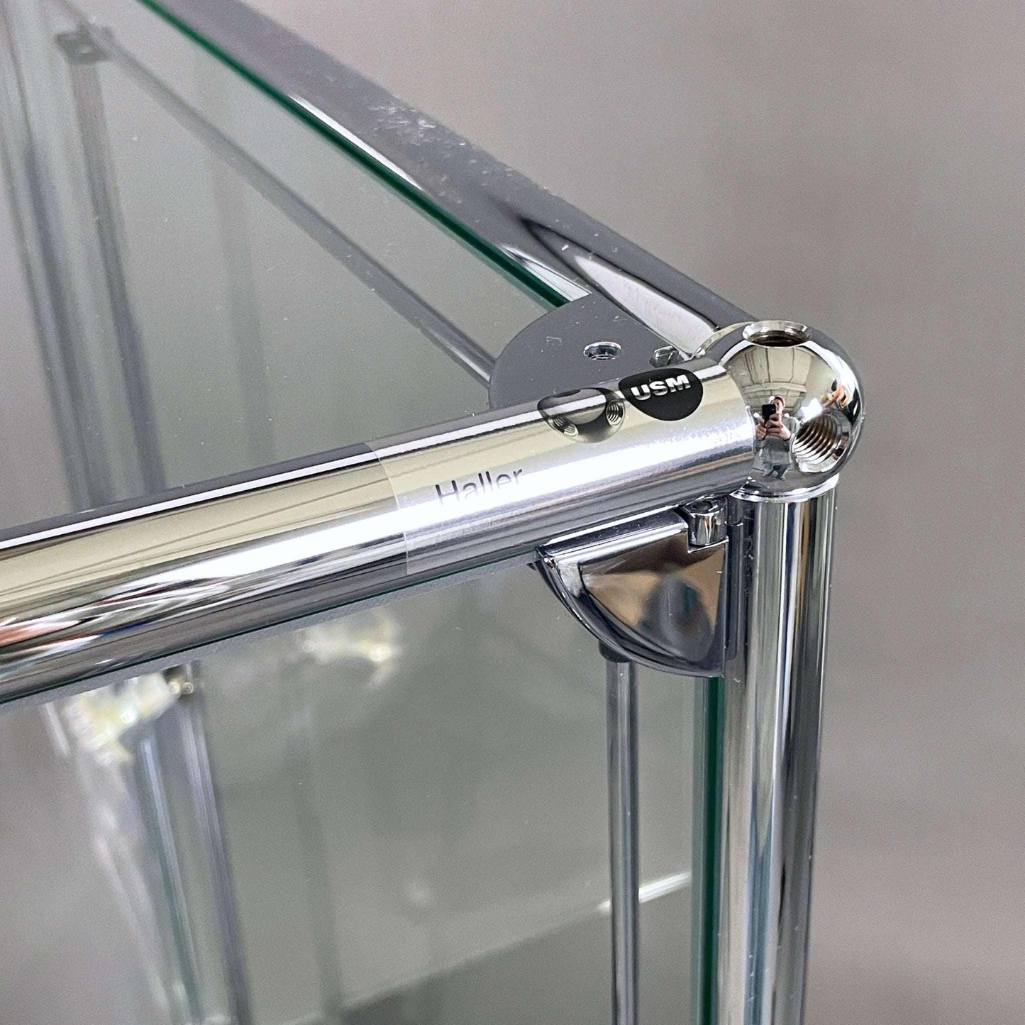 USM Haller Vitrine 1x3 schwarz mit Glas und verchromten Metallverbindungen Nahaufnahme