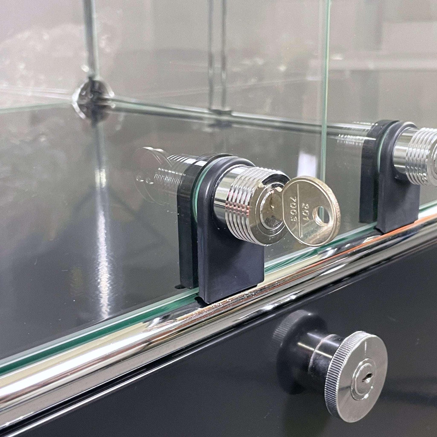 USM Haller Vitrine 1x3 schwarz mit abschließbarem Glasfach und Schlüssel im Detail, hochwertige Glasvitrine in Graphitschwarz, beleuchtet