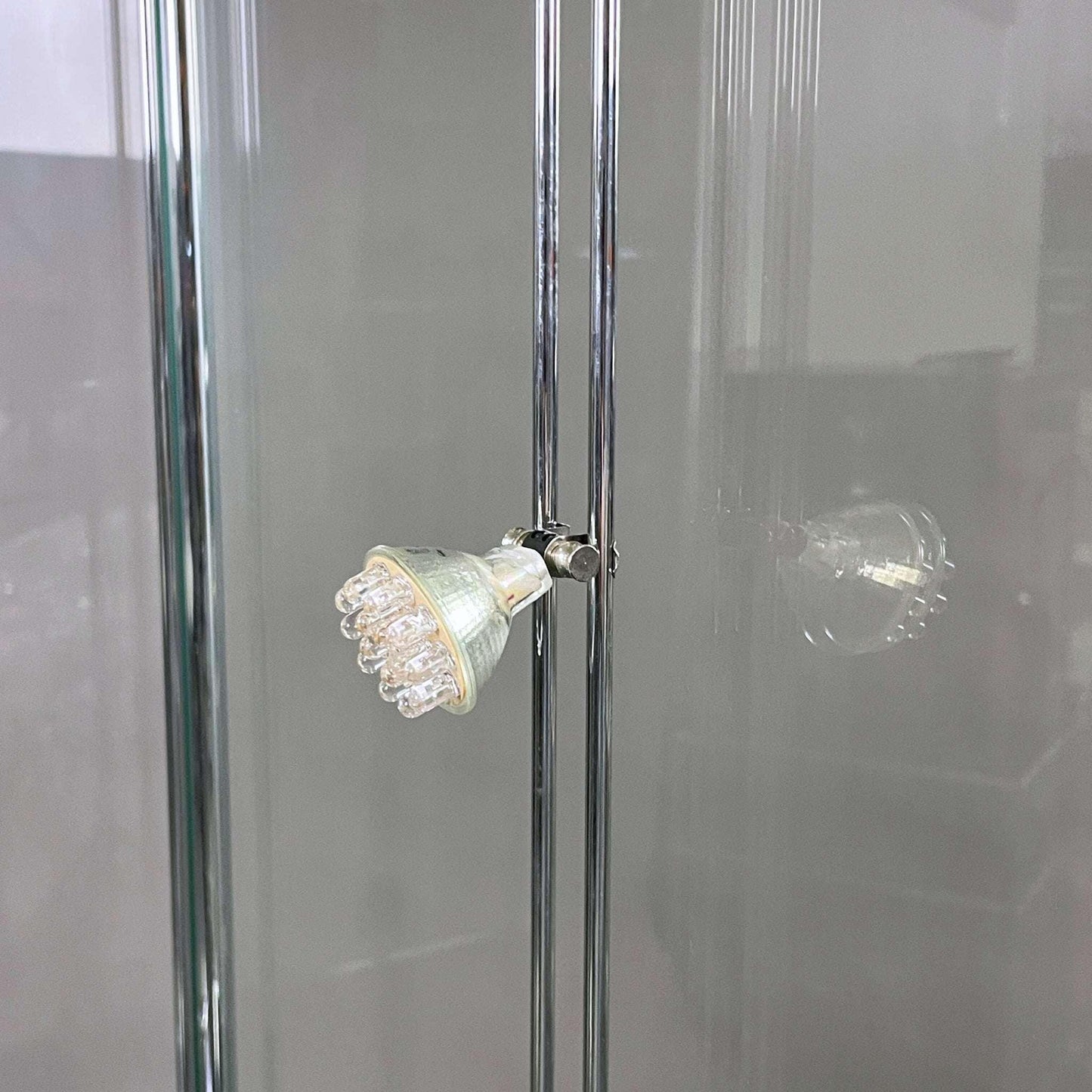 USM Haller Vitrine 1x3 schwarz mit verstellbarer Halogenbeleuchtung und Glasfront in graphitschwarz