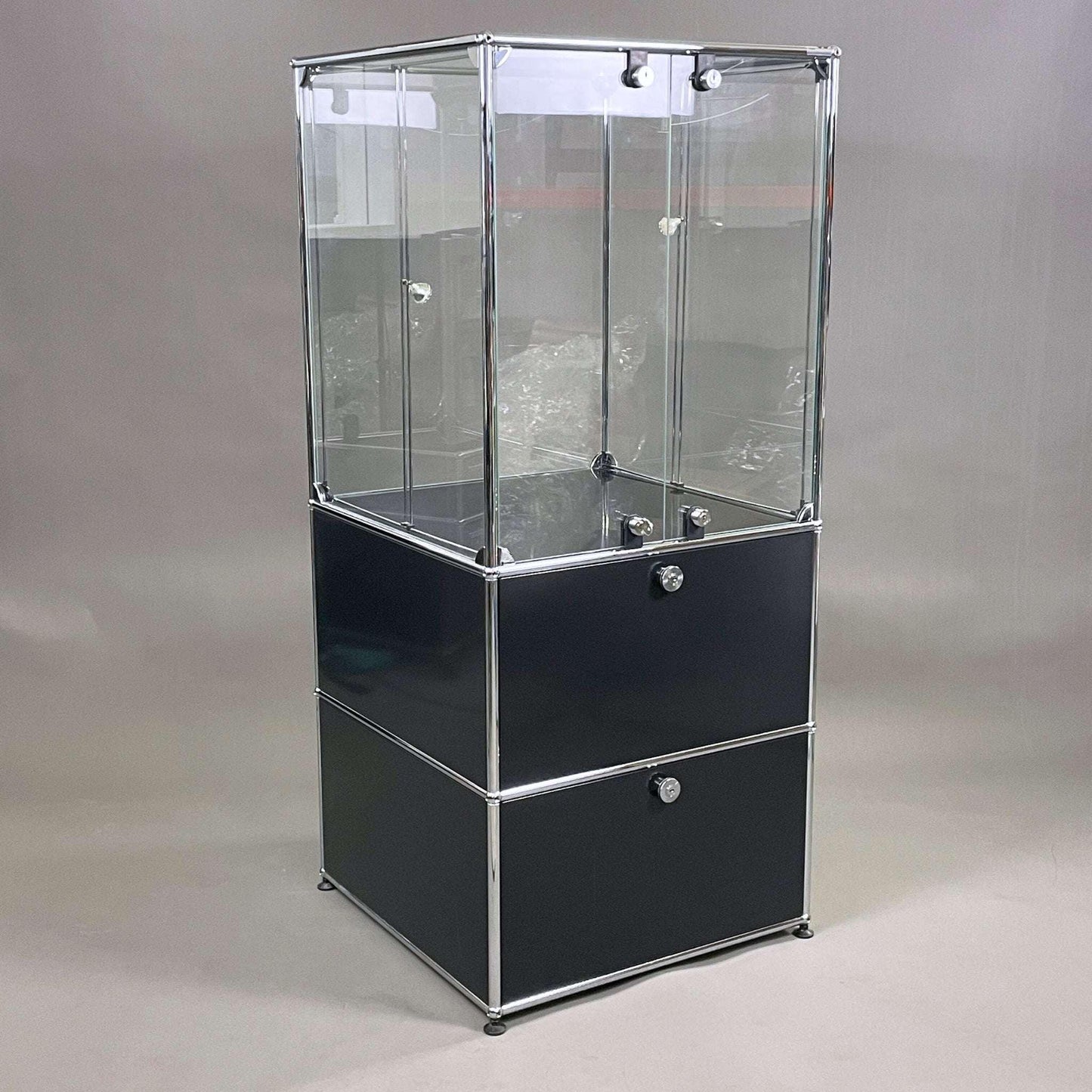 USM Haller Vitrine 1x3 schwarz mit Glas abschließbar und stufenlos verstellbarer Halogenbeleuchtung, Maße 150x64x64 cm