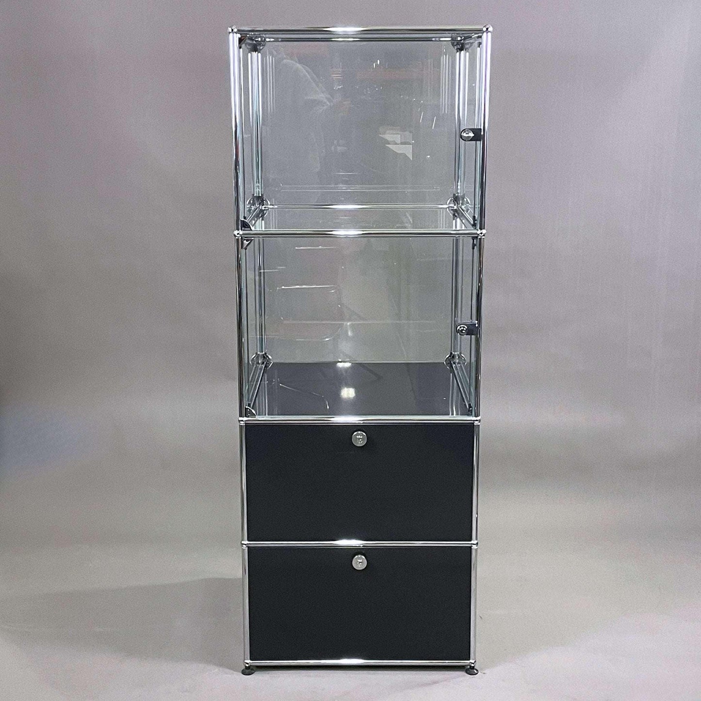 USM Haller Vitrine 1x4 schwarz mit Glas und beleuchteter Halogen Innenbeleuchtung, abschließbar, Maße 175x64x64 cm
