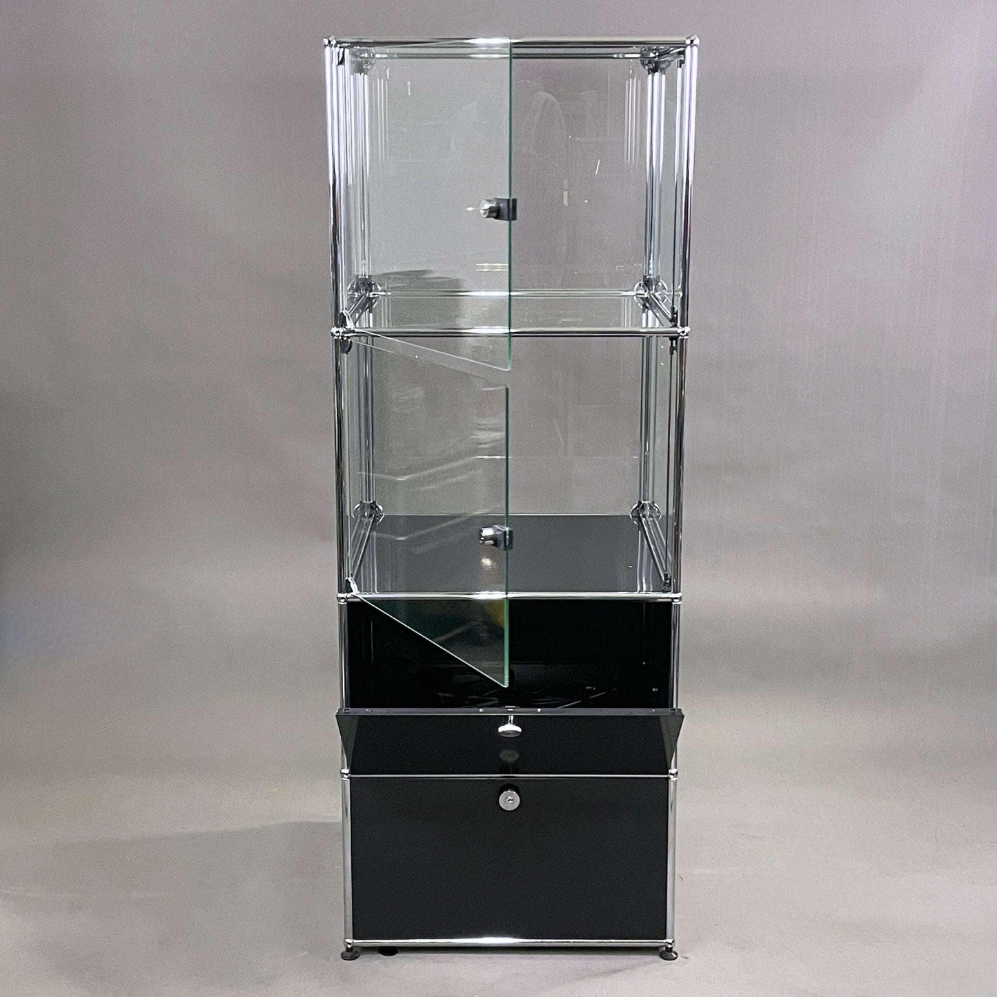 USM Haller Vitrine 1x4 schwarz mit abschließbarem Glasaufbau und verstellbarer Halogenbeleuchtung