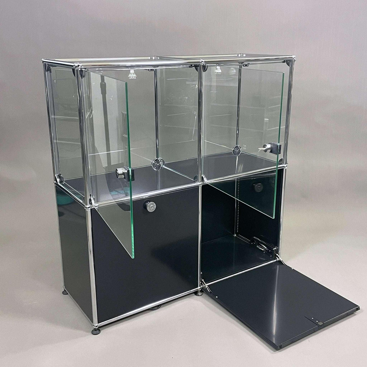 USM Haller Vitrine 2x2 schwarz mit Glas, abschließbar, Halogenbeleuchtung, Maße 105x101x37 cm