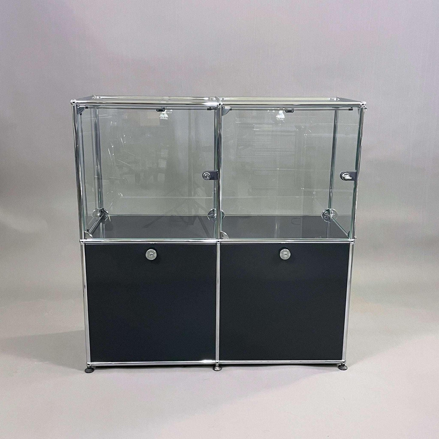 USM Haller Vitrine 2x2 in Graphitschwarz mit Glas und abschließbarem Design, integrierter Halogenbeleuchtung und verstellbaren Ablagen