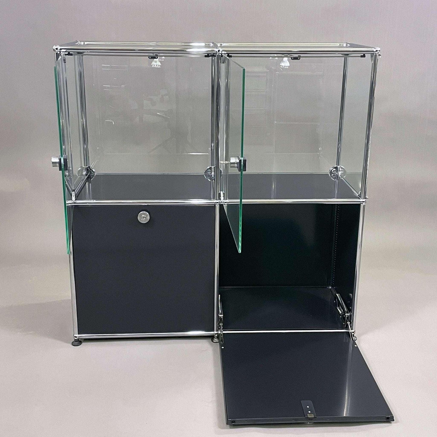 USM Haller Vitrine 2x2 in graphitschwarz mit Glas, abschließbar und integrierter Halogenbeleuchtung