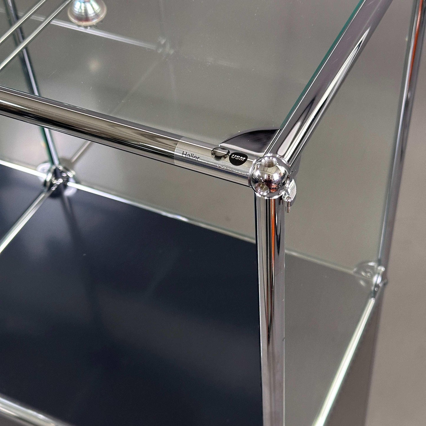USM Haller Vitrine 2x2 schwarz mit Glas und verstellbarer Halogenbeleuchtung in Graphitschwarz