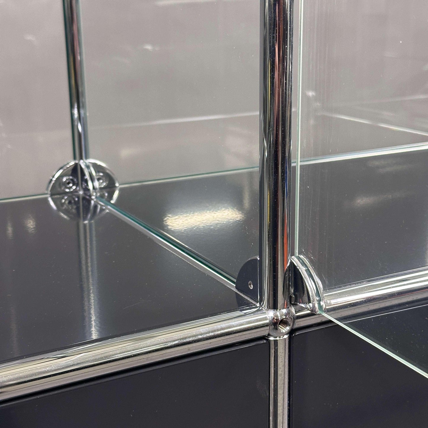 Detailansicht USM Haller Vitrine 2x2 schwarz mit Glas und verchromten Metallrahmen