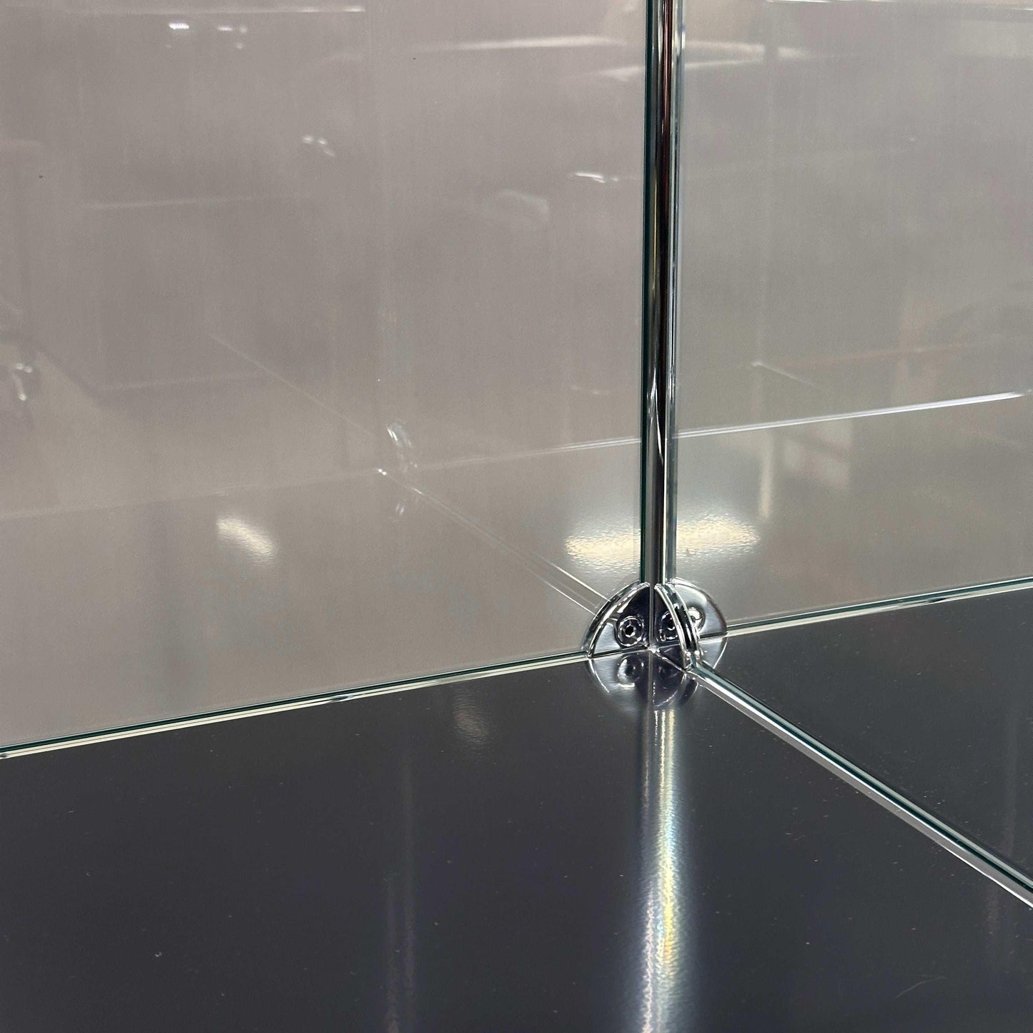 USM Haller Vitrine 2x2 schwarz mit Glas und Halogenbeleuchtung, abschließbar, graphitschwarz, 105 x 101 x 37 cm