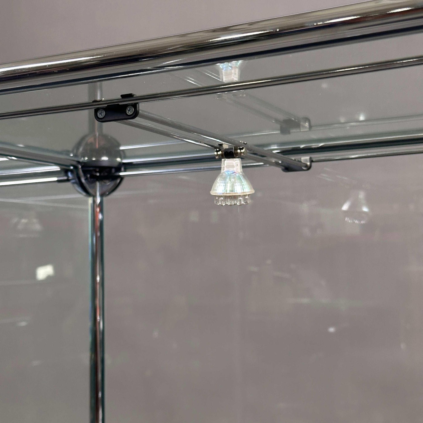 USM Haller Vitrine 2x2 schwarz mit Glas und stufenlos verstellbarer Halogenbeleuchtung in Graphitschwarz