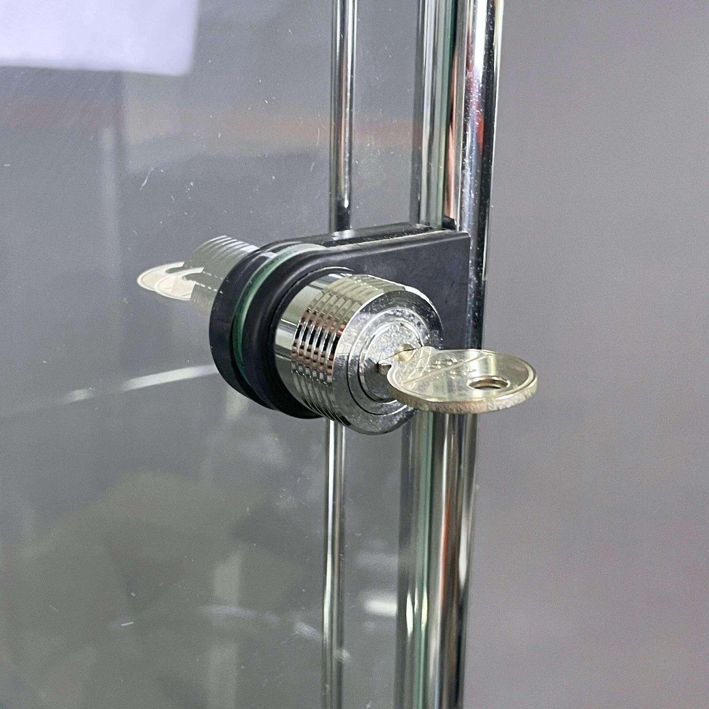 USM Haller Vitrine 2x2 schwarz mit abschließbarer Glastür und Schlüssel in Nahaufnahme