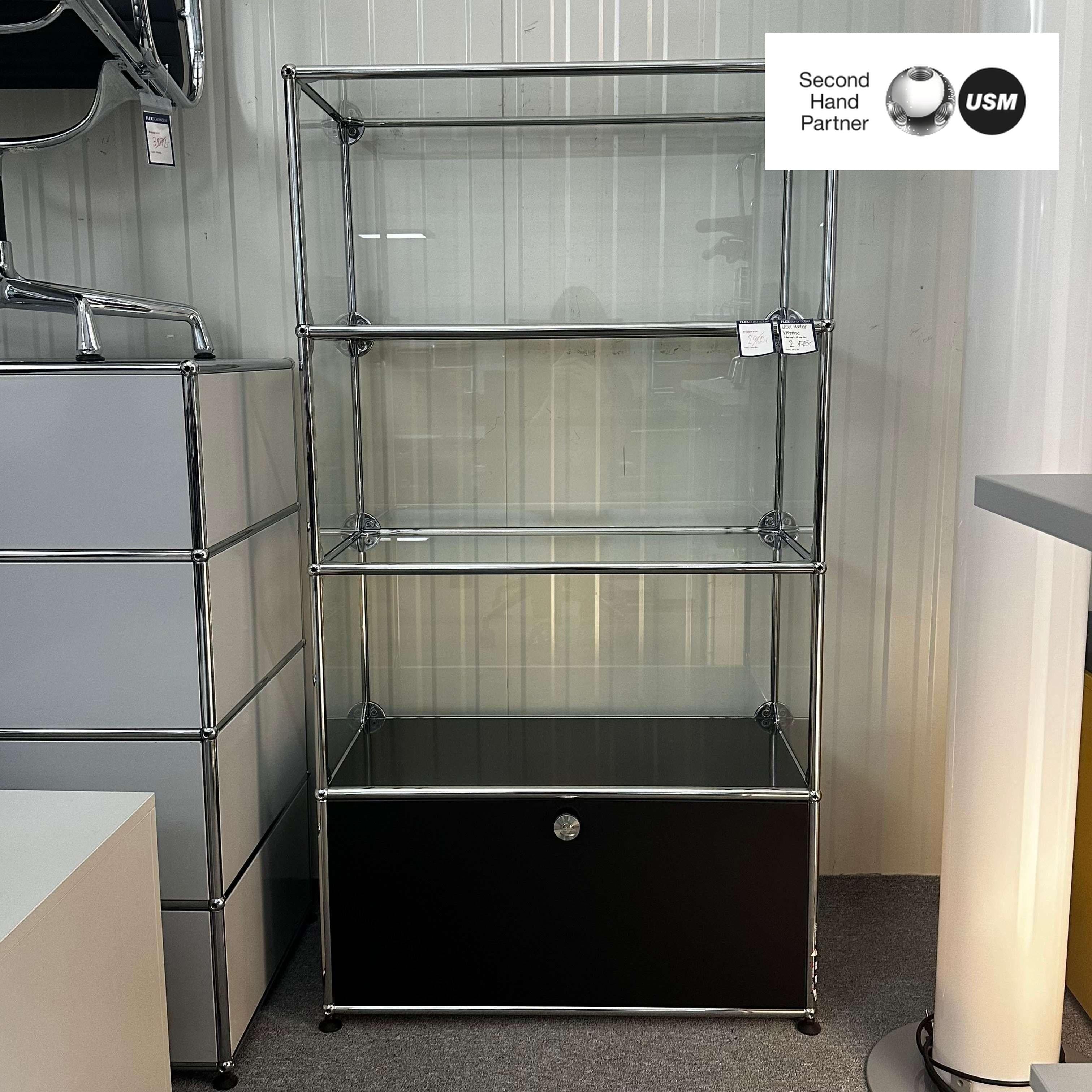 USM Haller | Vitrine | Schwarz | Komplett verglast mit Klapptür | Gebrauchte Büromöbel