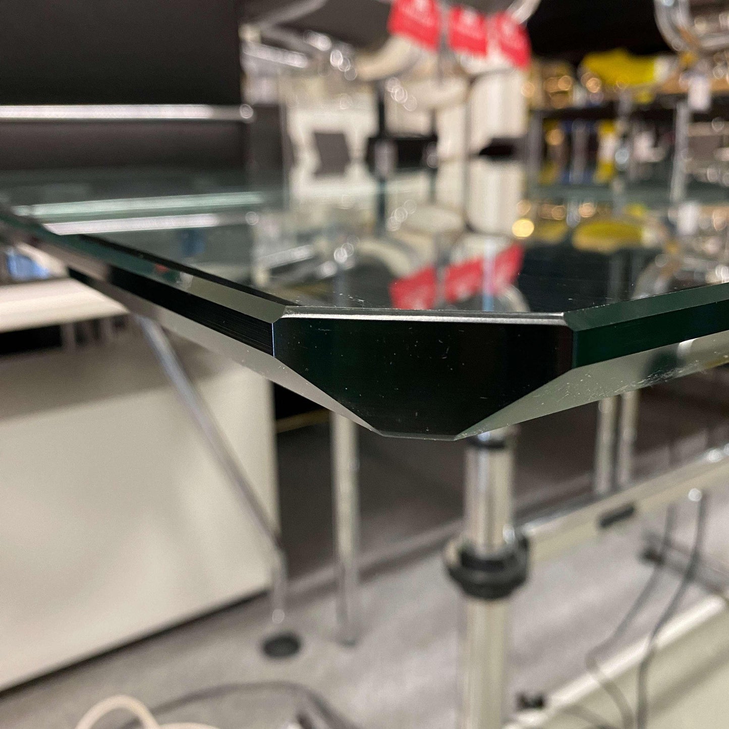 Close-up of USM Kitos electric height-adjustable glass tabletop desk with 180x90cm dimensions