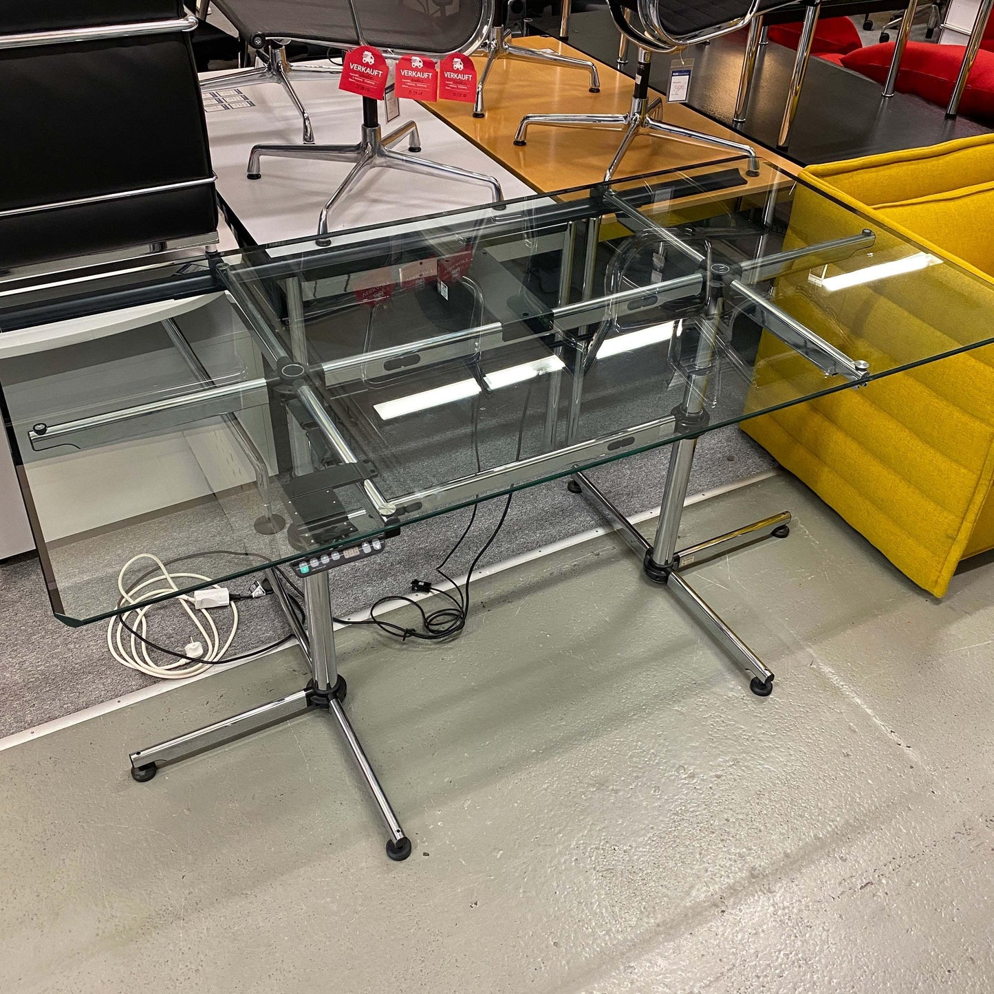USM Kitos electric height-adjustable glass desk 180x90cm with metal base