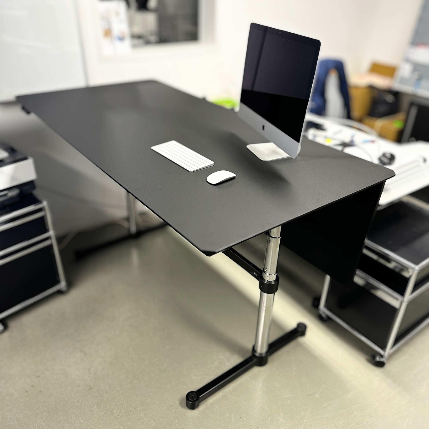 USM Kitos E3 elektrisch höhenverstellbarer schwarzer Schreibtisch 180x90 cm mit Kabelkanal und Memoryfunktion