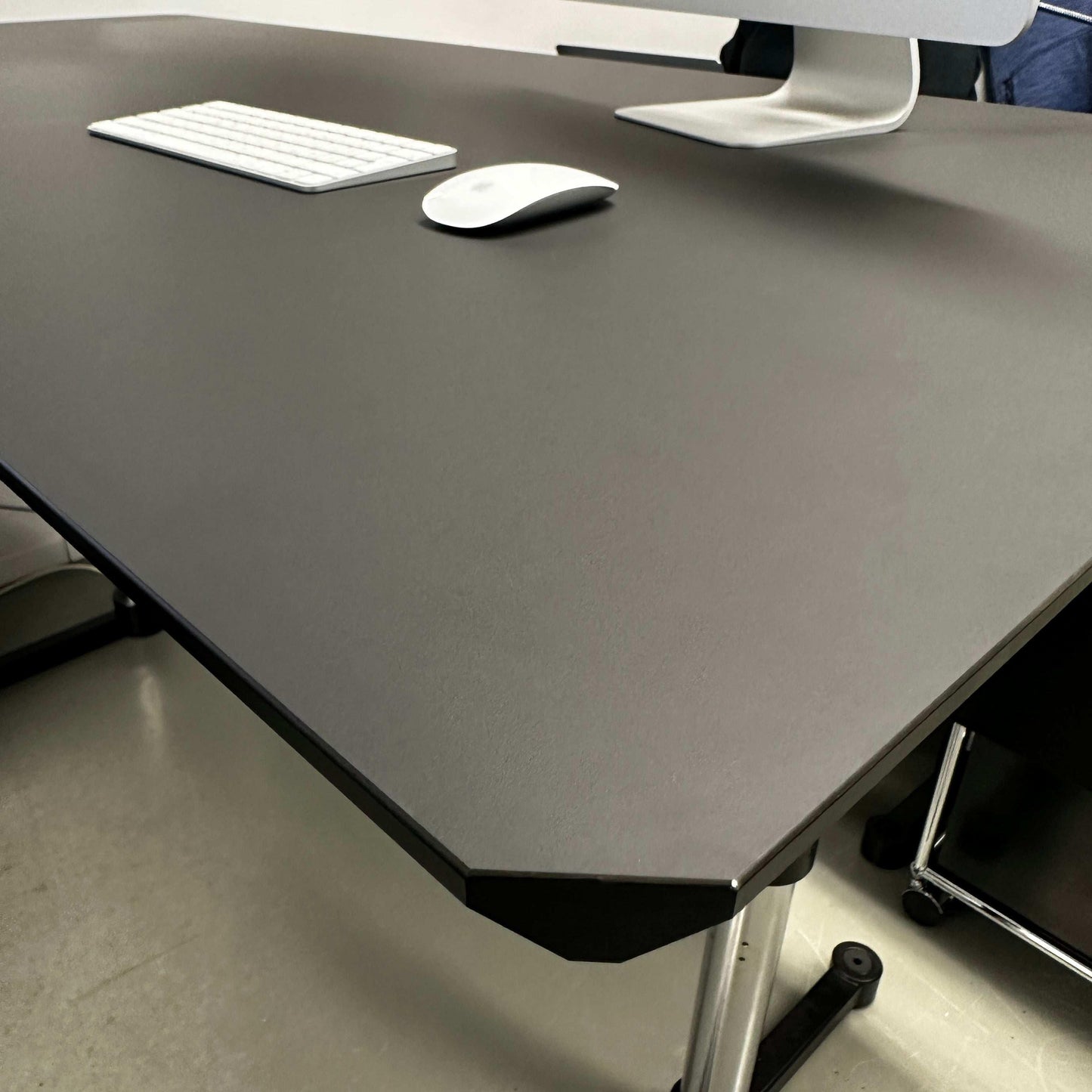 USM Kitos E3 elektrisch höhenverstellbarer schwarzer Schreibtisch 180x90 cm mit Anti-Fingerprint-Oberfläche und Kabelkanal