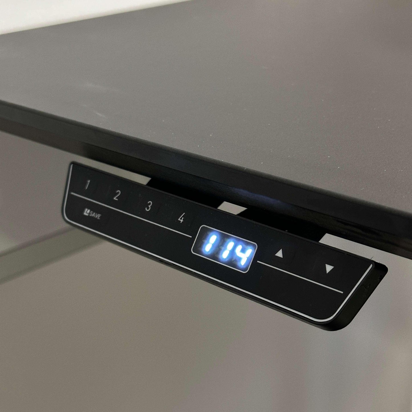 Elektrisch höhenverstellbarer USM Kitos E3 Schreibtisch mit Memoryfunktion und schwarzer Anti-Fingerprint Tischplatte 180x90cm