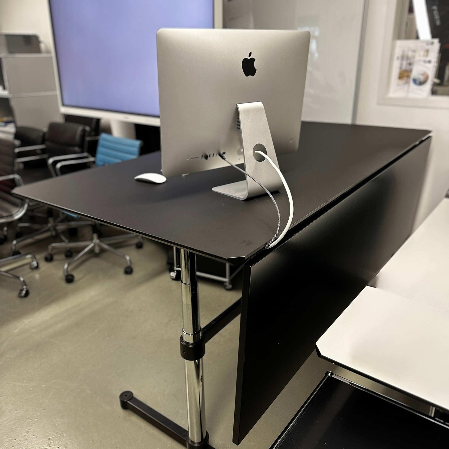 USM Kitos E3 elektrisch höhenverstellbarer Schreibtisch 180x90 cm schwarz matt mit Kabelkanal und Sichtschutz