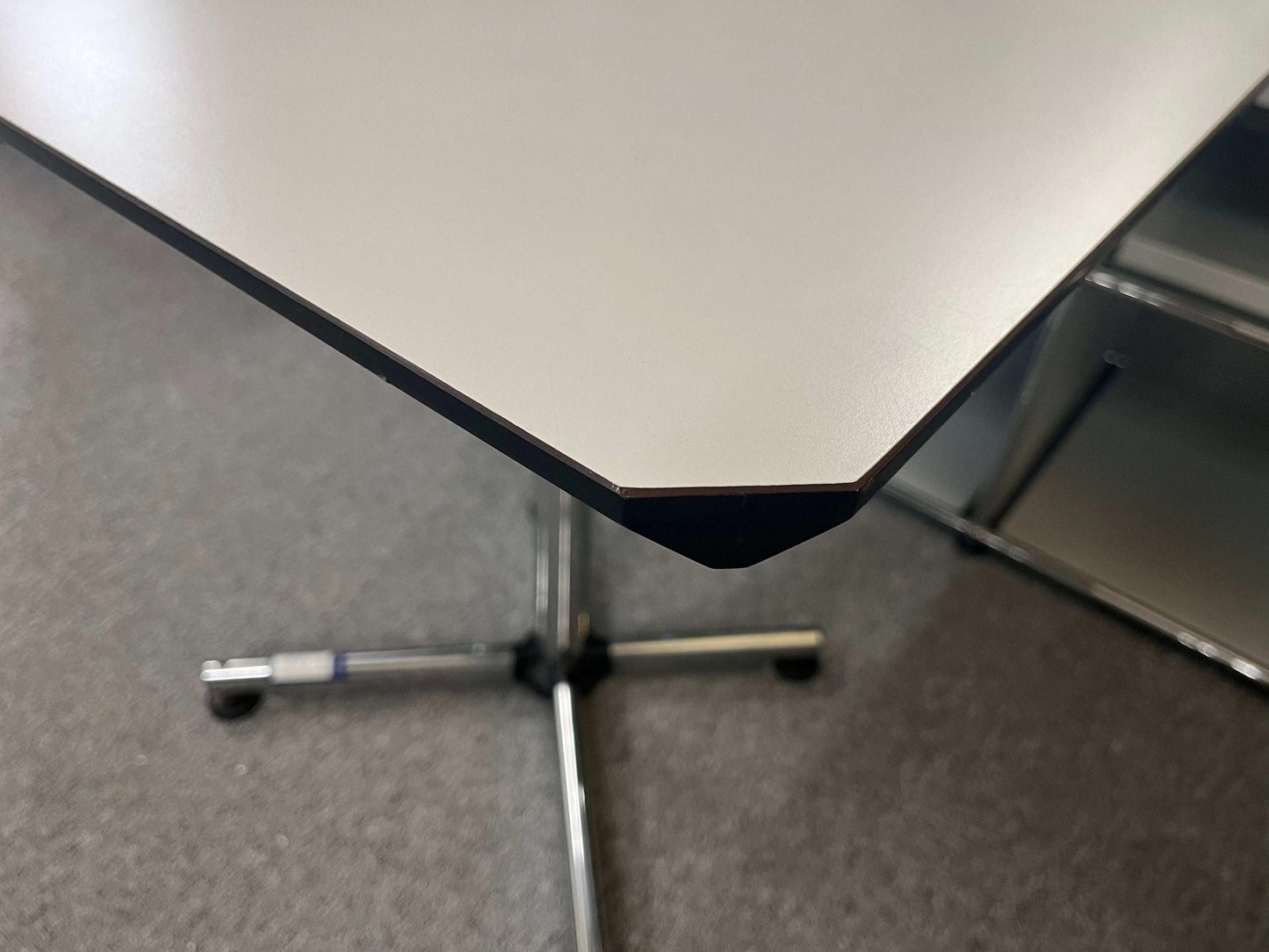 USM Kitos Tisch white resin tabletop with black edge, 75x75cm square table with chrome legs