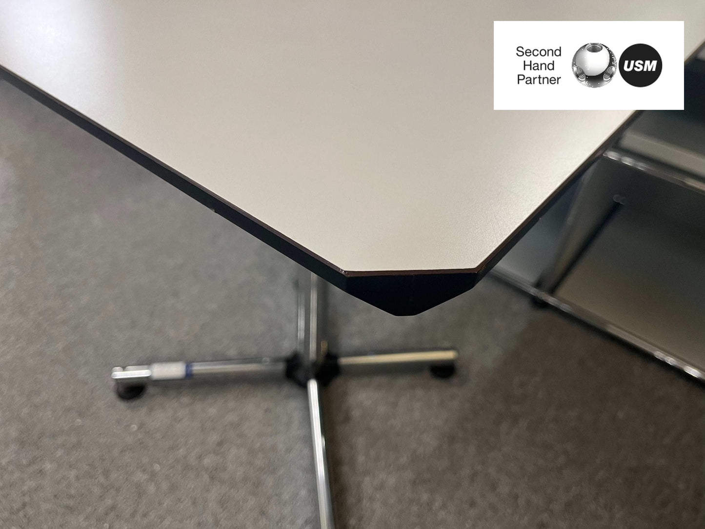 USM Kitos Tisch white resin tabletop with black edge, 75x75cm square table with chrome legs