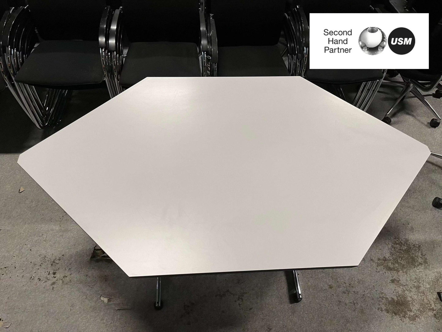 Hexagonal USM Kitos Tisch with 76cm straight and 71cm angled sides on metal legs