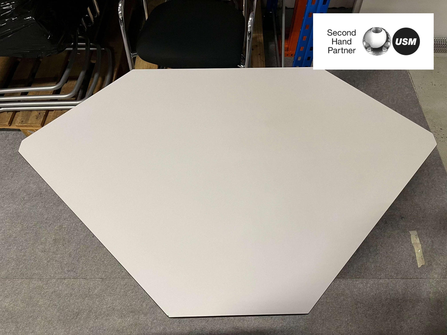 White hexagonal USM Kitos Tisch with modern design and clean surface in office setting