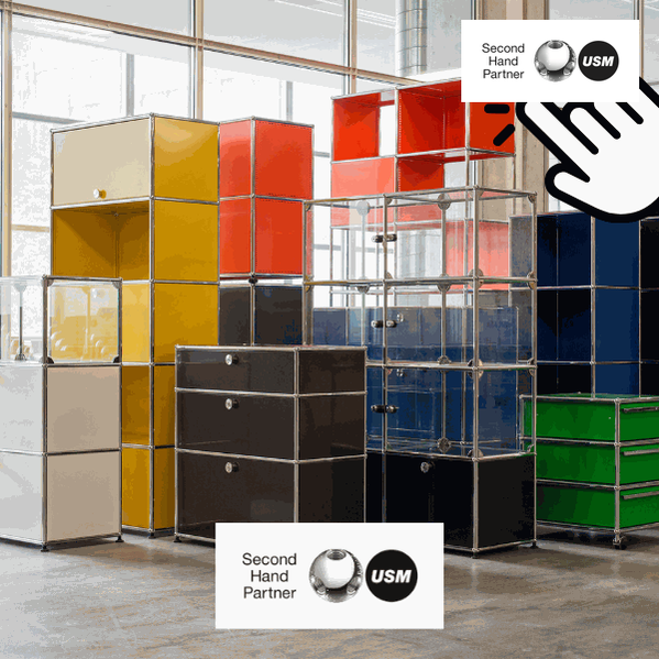 Bunte USM Möbelmodule als Wunschkonfiguration in verschiedenen Größen und Farben in modernem Raum mit Second Hand Partner Logo