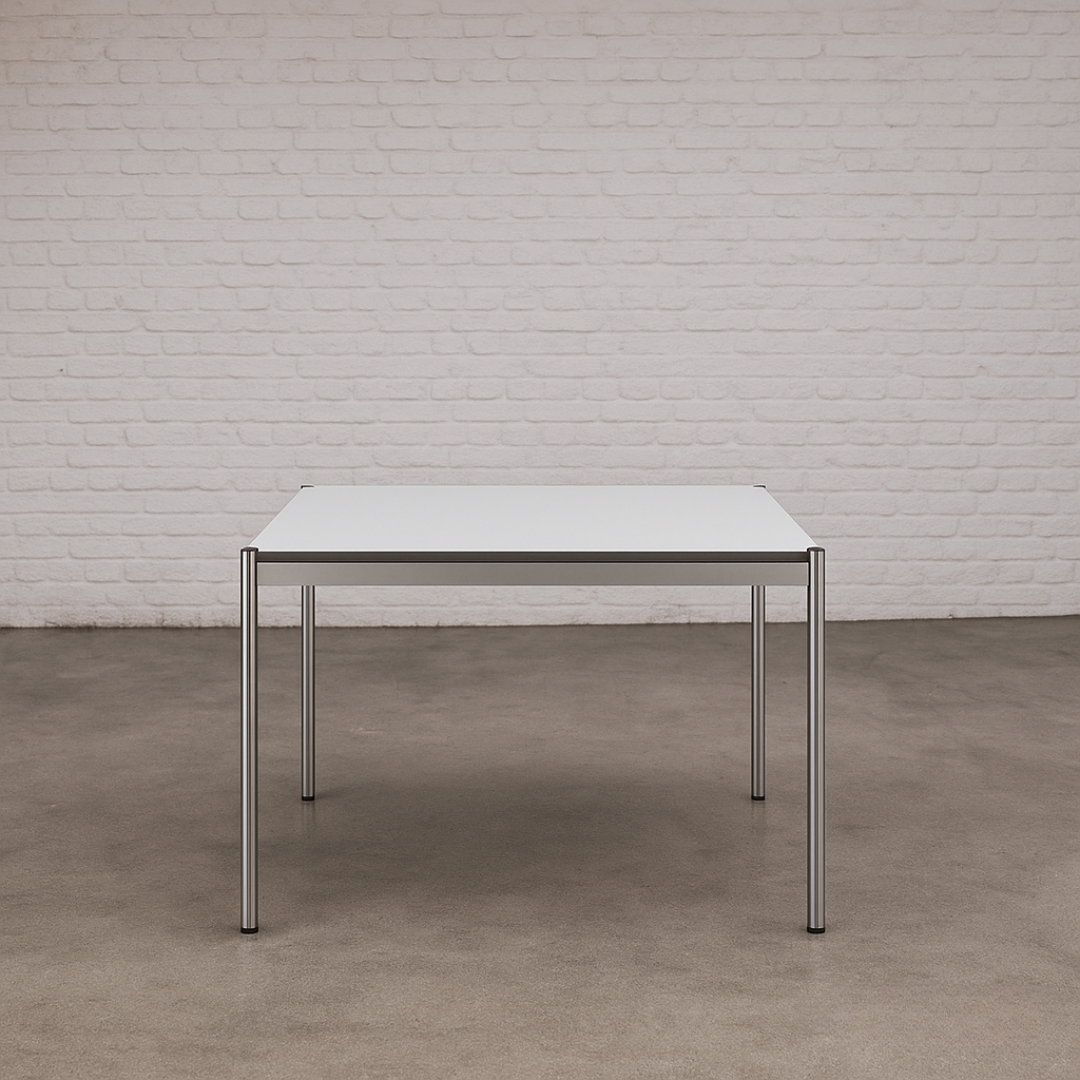USM Haller Tisch 100x100 cm mit perlgrauer weißer Kunstharzplatte und Chromgestell, eleganter Büro- und Arbeitstisch