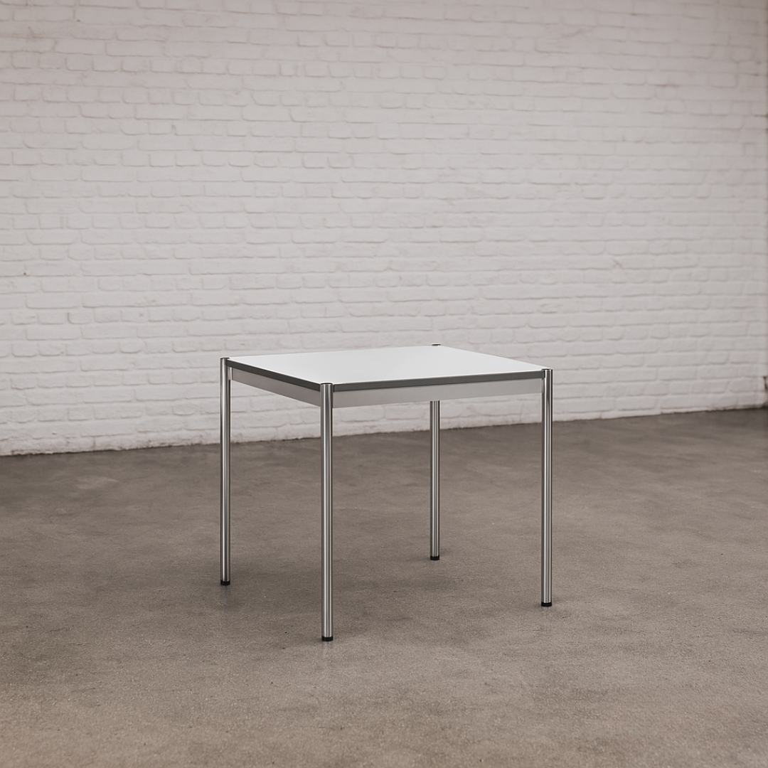 USM Haller Tisch 75x75cm mit perlgrauer weißer Kunstharzplatte und Chromgestell, minimalistischer Arbeitstisch im modernen Bürodesign