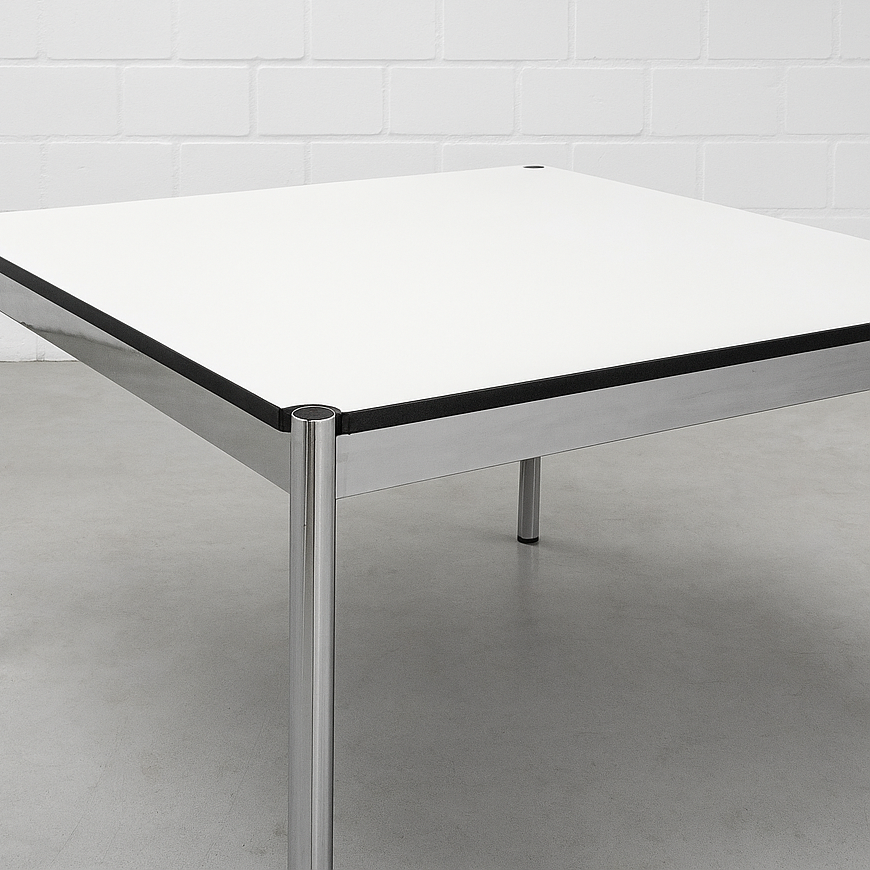 USM Haller Tisch 75x75 cm mit perlgrauer weißer Kunstharzplatte und Chromkonstruktion, moderner Arbeitstisch für Büro und Home-Office
