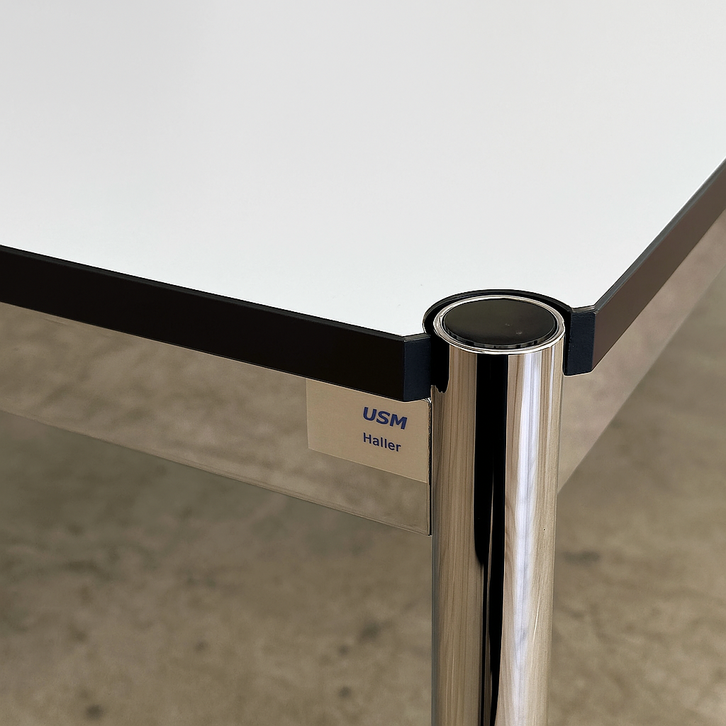 USM Haller Tisch Gestell perlgrau Seitenansicht Secondhand Chromgestell USM Logo