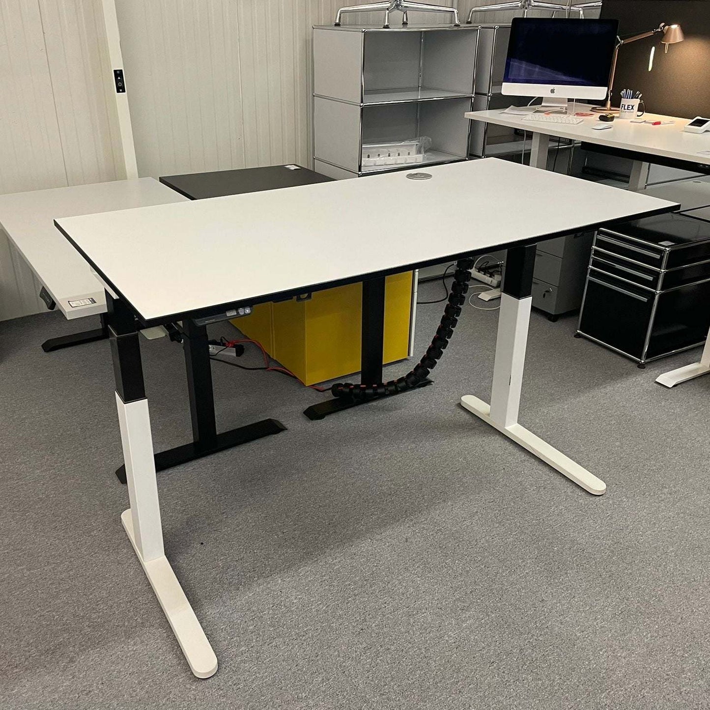 VS Schreibtisch 160x80cm electrically height adjustable desk in black and white color