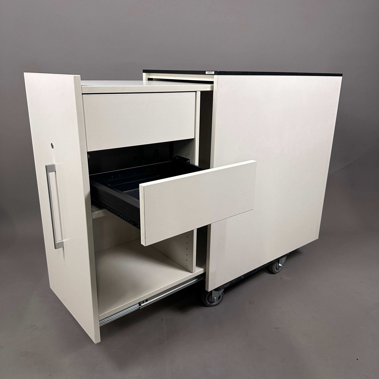 Vario Apothekerschrank weiß mit zwei Schubladen, langem Auszug und schwarzen Kanten auf Rollen, Maße 80x45x70 cm