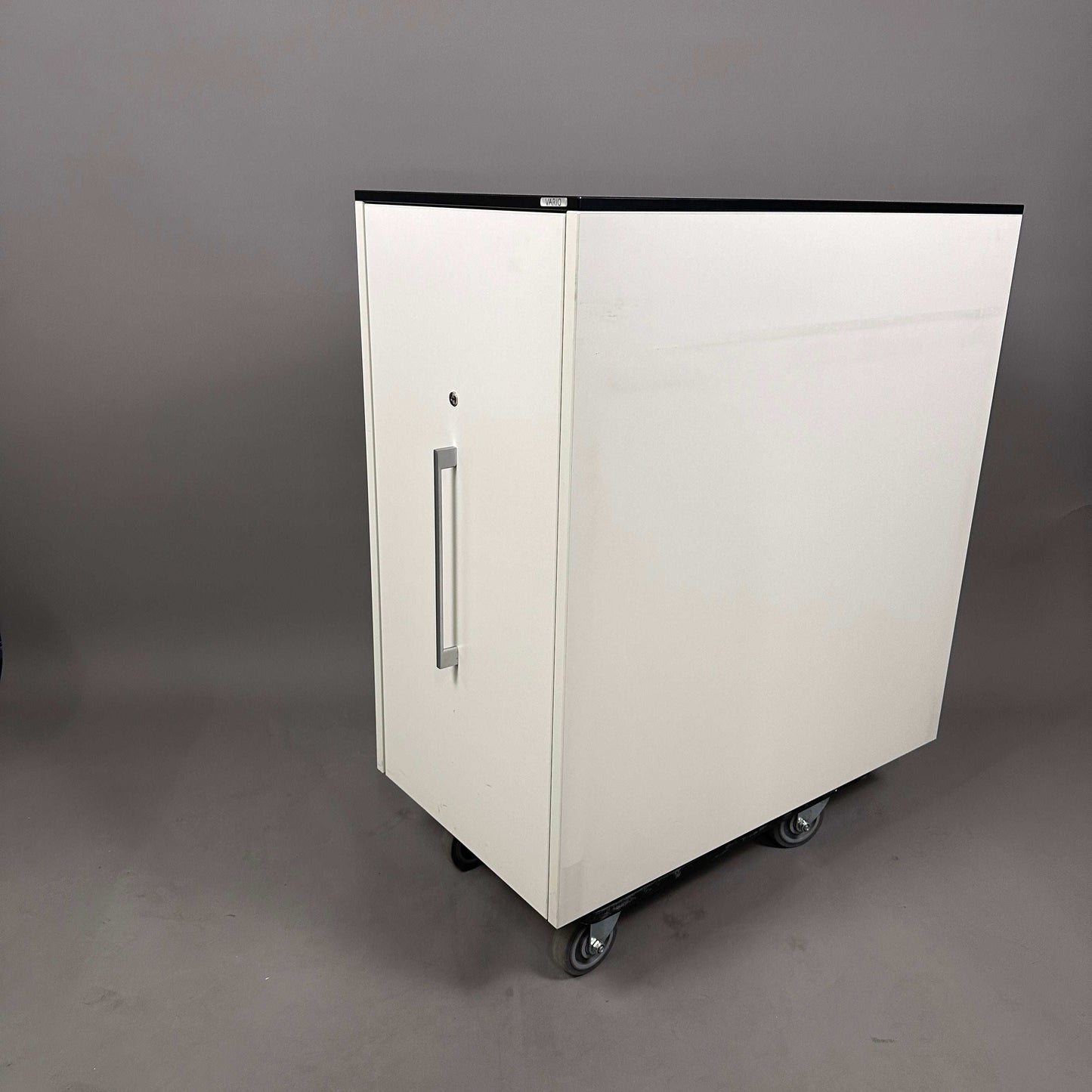 Vario Apothekerschrank 2OH weiß mit schwarzer Kante, abschließbar, 2 Schubladen auf Rollen, 80x45x70 cm