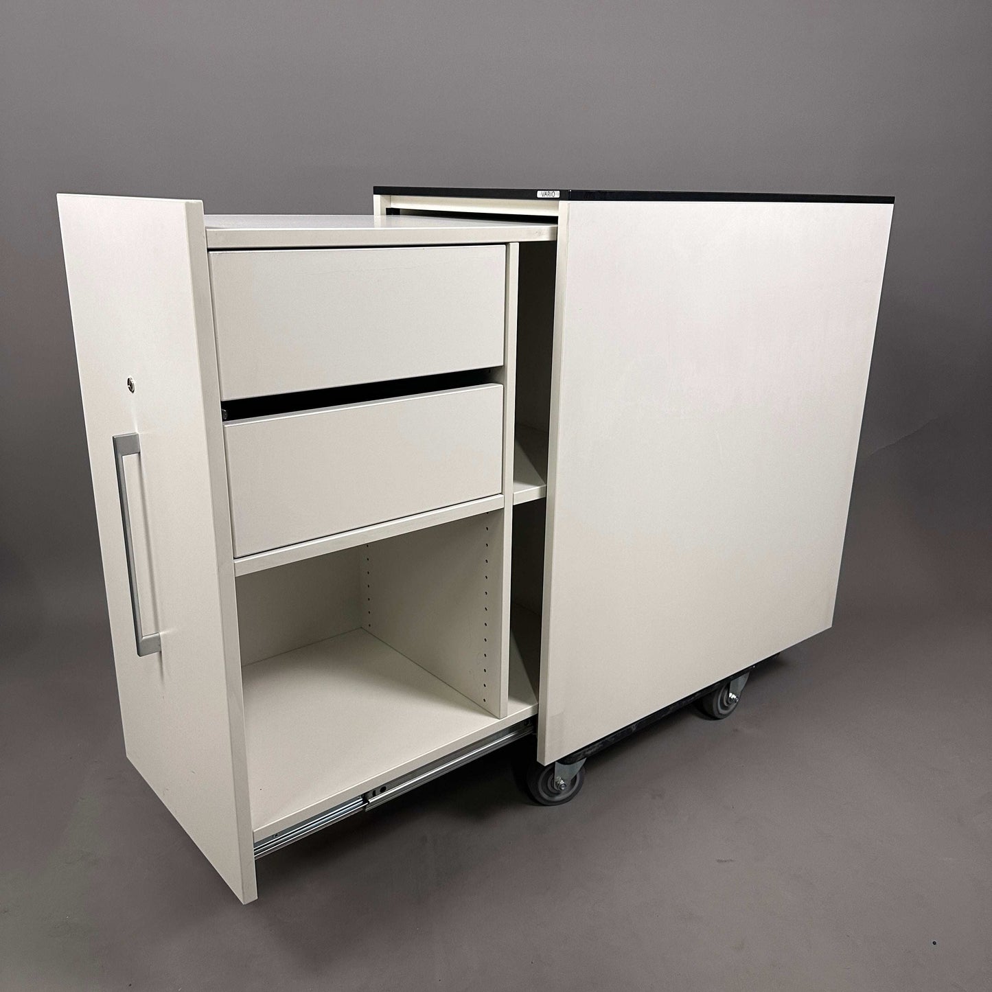 Weißer Vario Apothekerschrank mit langem Auszug, 2 Schubladen, abschließbar, schwarze Kante, Maße 80x45x70 cm
