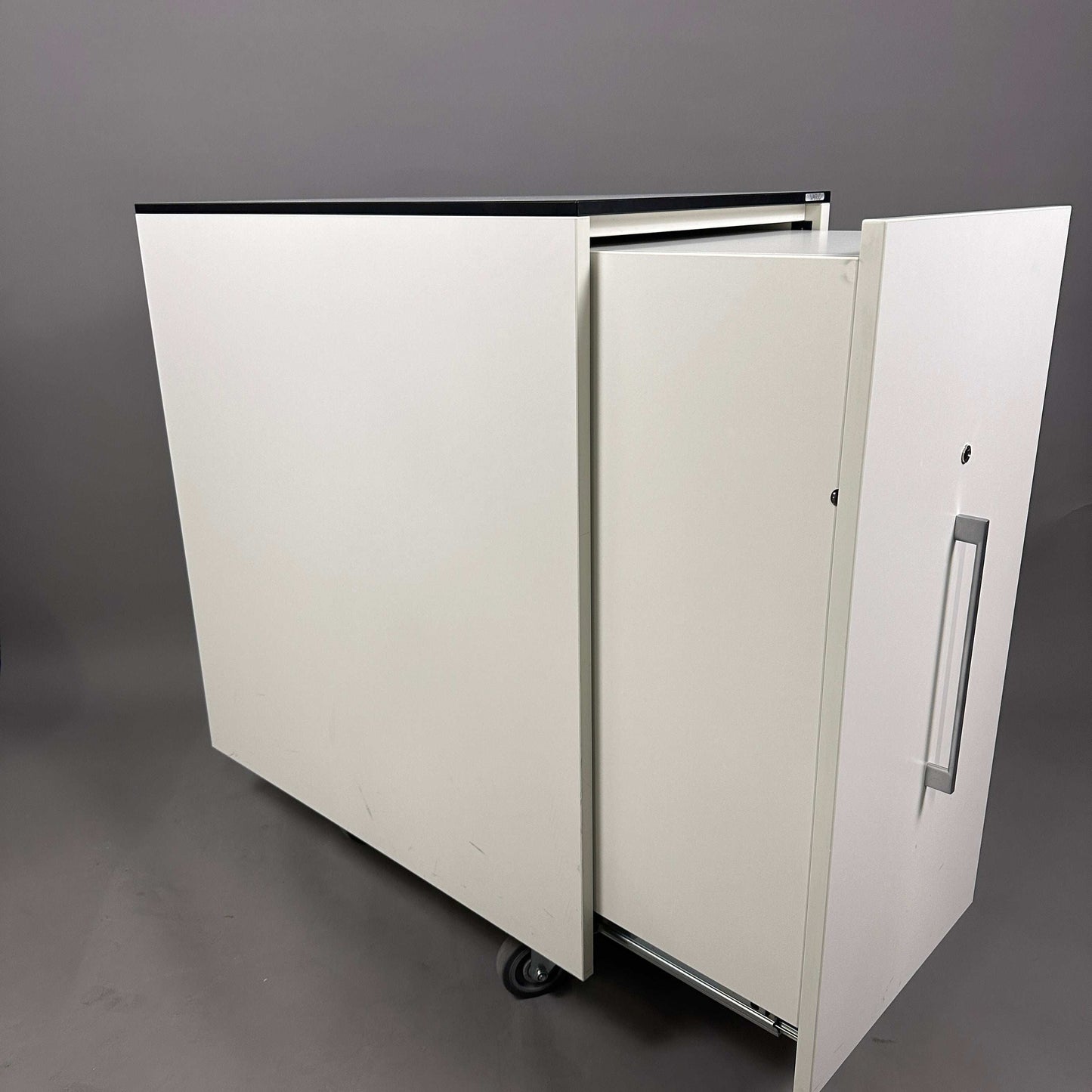 Vario Apothekerschrank weiß mit schwarzer Kante, 2 Schubladen, abschließbar, mobiler Standcontainer