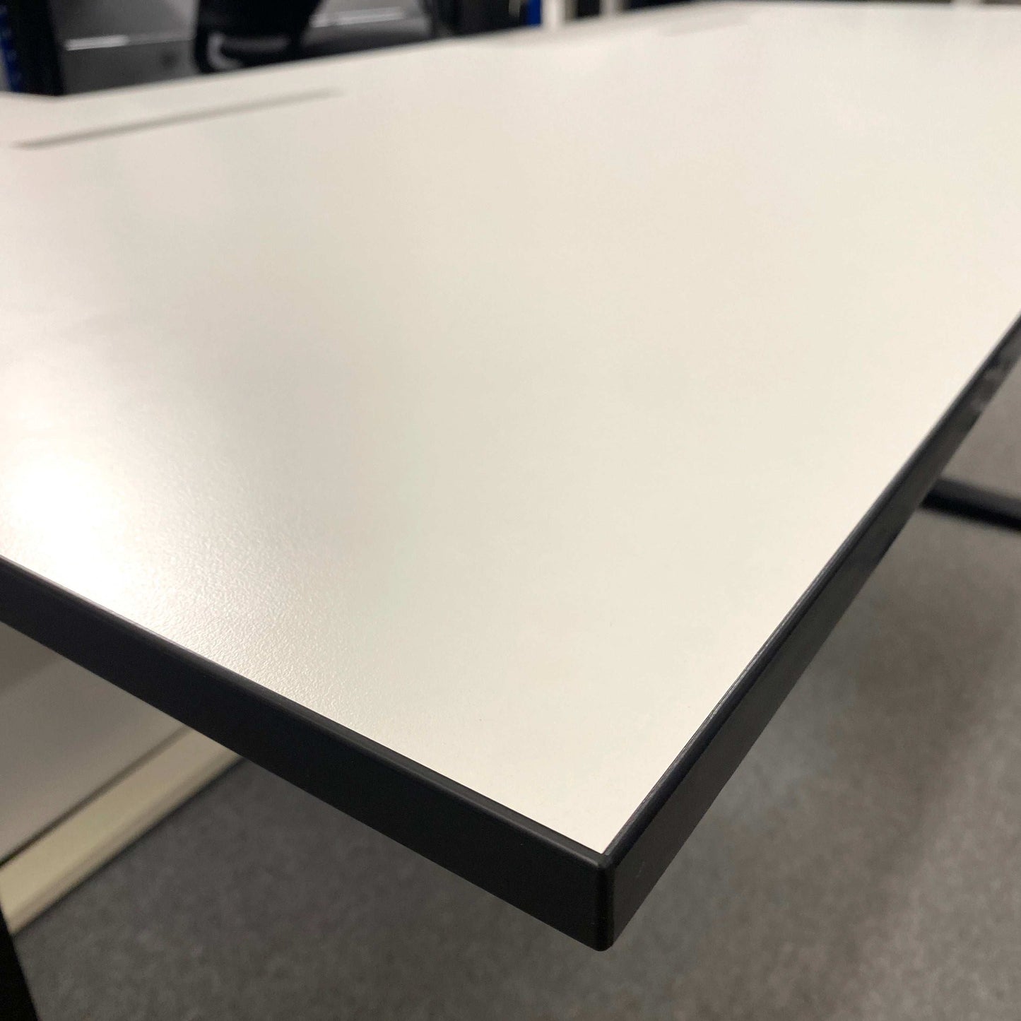 Vario Change 180x80cm electric height-adjustable desk with premium white top and black edge