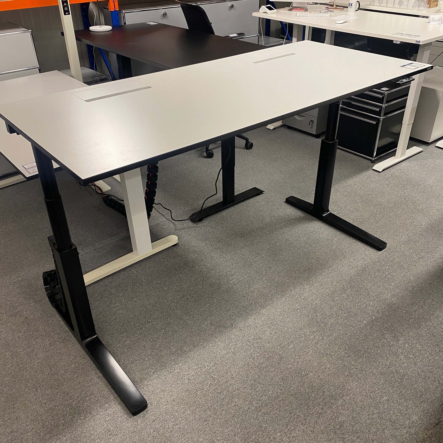 Vario Change 180x80cm electric height adjustable desk with premium white tabletop and black C-leg frame