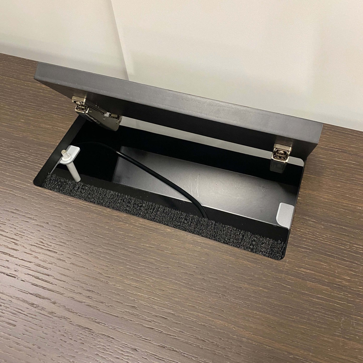 Cable compartment with hinged cover in Vario Change 200x100cm electric height-adjustable desk surface in smoked oak veneer