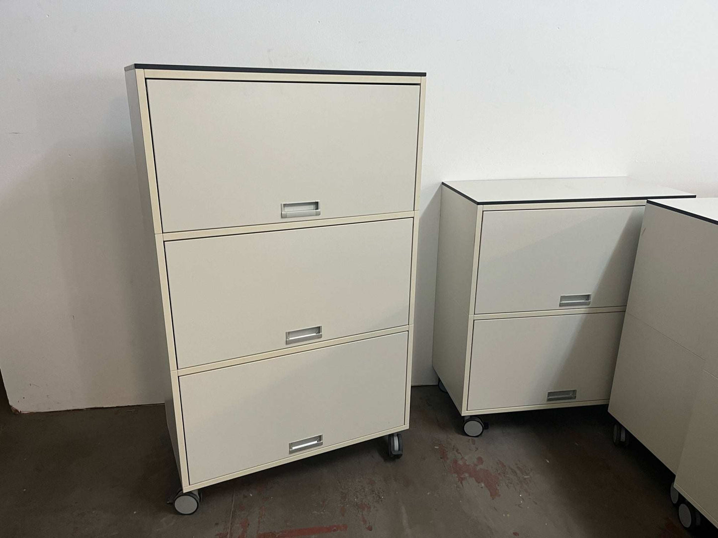 Vario M1 Highboard white and light gray storage unit with three compartments on wheels