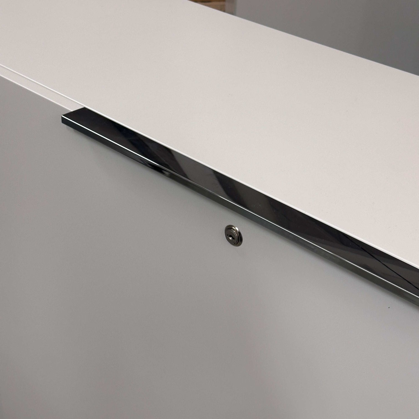 Vario M9 Sideboard premiumweiß mit Chromleisten und abschließbarer Schwebetür, 210x45x71 cm