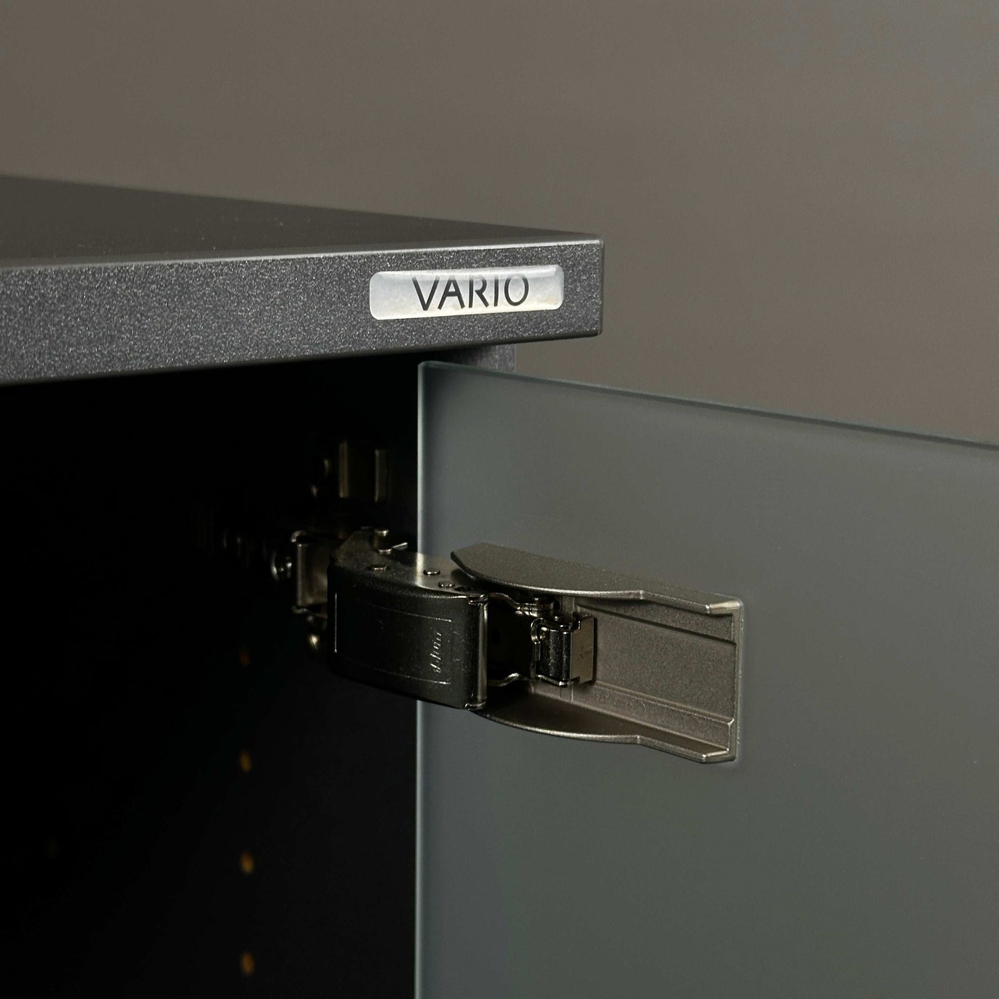 Vario Sideboard anthrazitgrauer Hochschrank mit Glasfront und abschließbarem Türscharniere