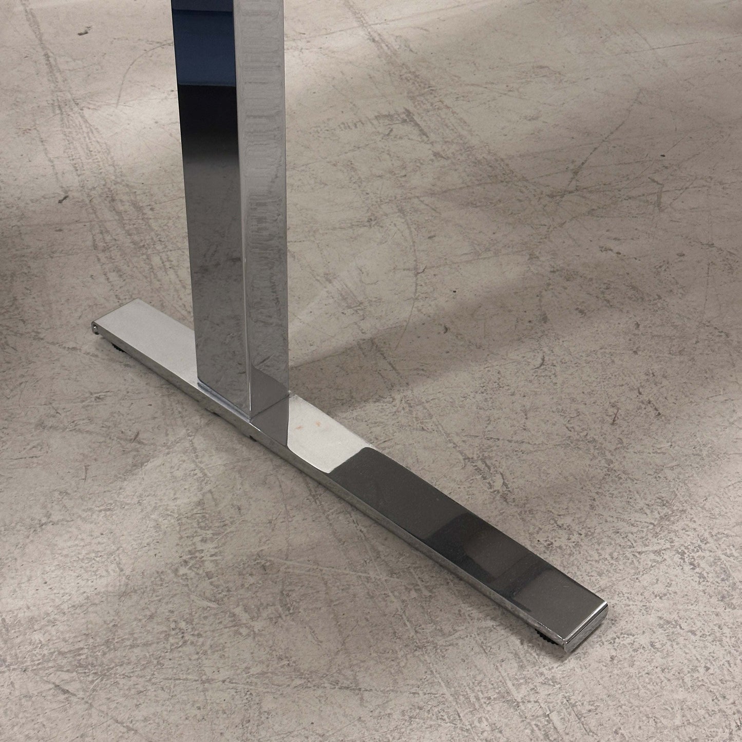 Chromgestell des höhenverstellbaren Vario Stage Schreibtischs 160x80 cm mit weißer Tischplatte